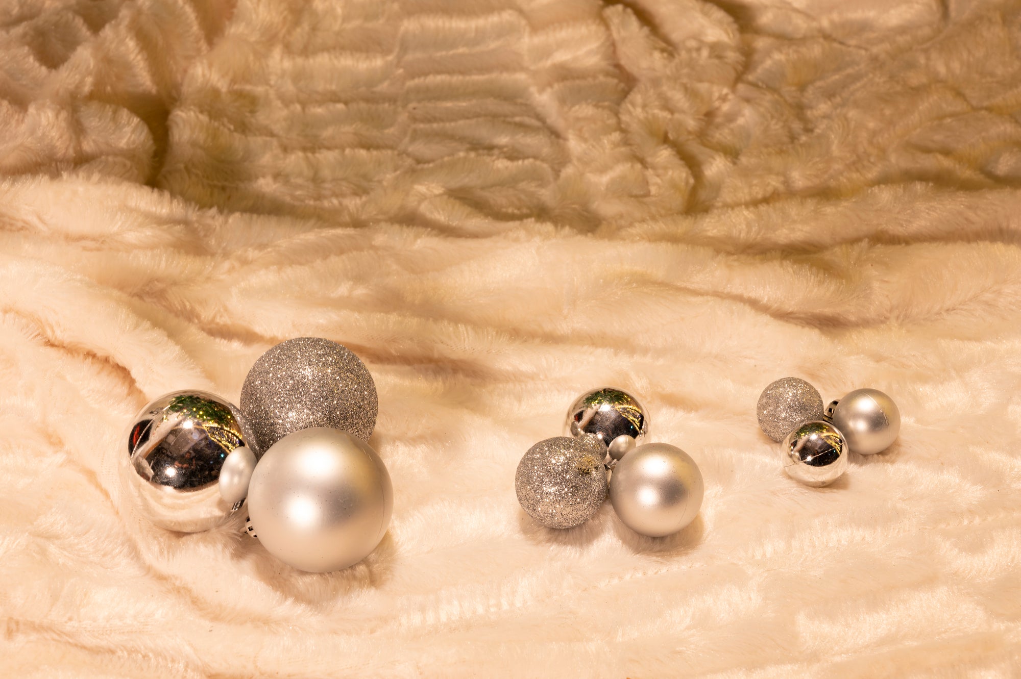 CHRISTMAS GIFTS KERSTBALLEN SET 70 STUKS ZILVER MET OPBERGBOX - Tuincentrum Lopik