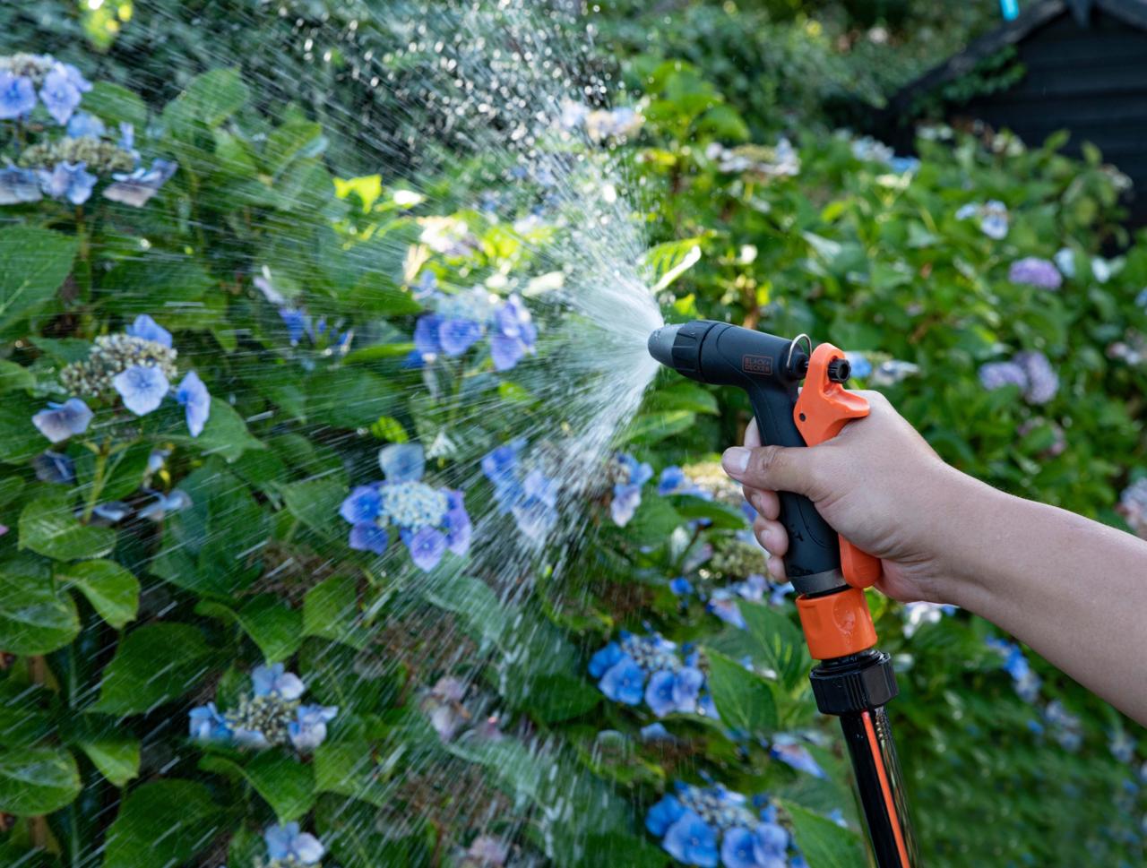 BLACK+DECKER VERSTELBARE SPROEIKOP TUINSLANG KUNSTSTOF ZWART/ORANJE - Tuincentrum Lopik