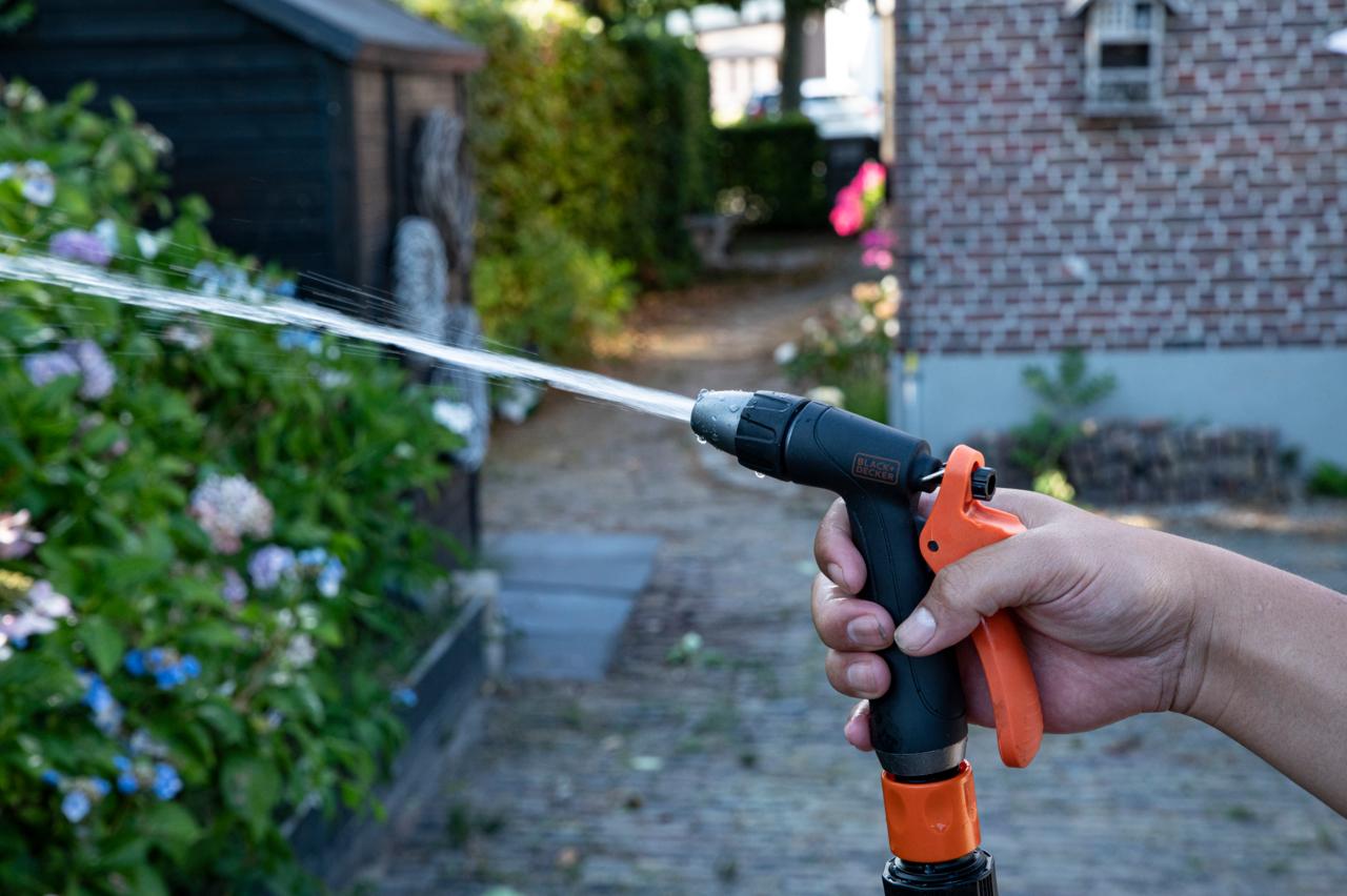 BLACK+DECKER VERSTELBARE SPROEIKOP TUINSLANG KUNSTSTOF ZWART/ORANJE - Tuincentrum Lopik