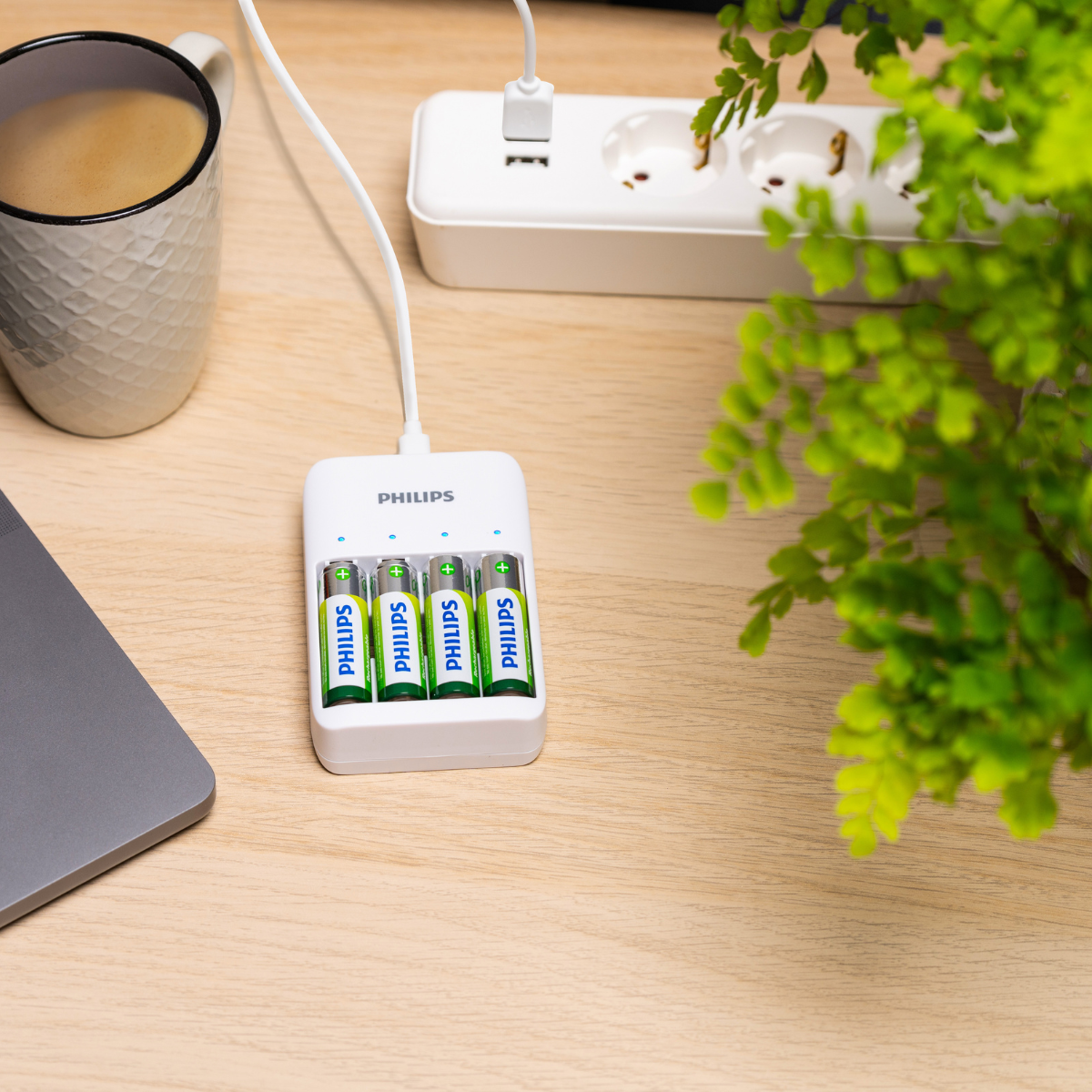 PHILIPS BATTERIJLADER AA/AAA USB MET 4 OPLAADBARE BATTERIJEN - Tuincentrum Lopik