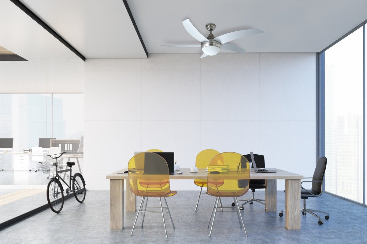 DCF52LSR PLAFONDVENTILATOR MET AFSTANDSBEDIENING EN VERLICHTING 132 CM RVS / ZILVER / 60 WATT