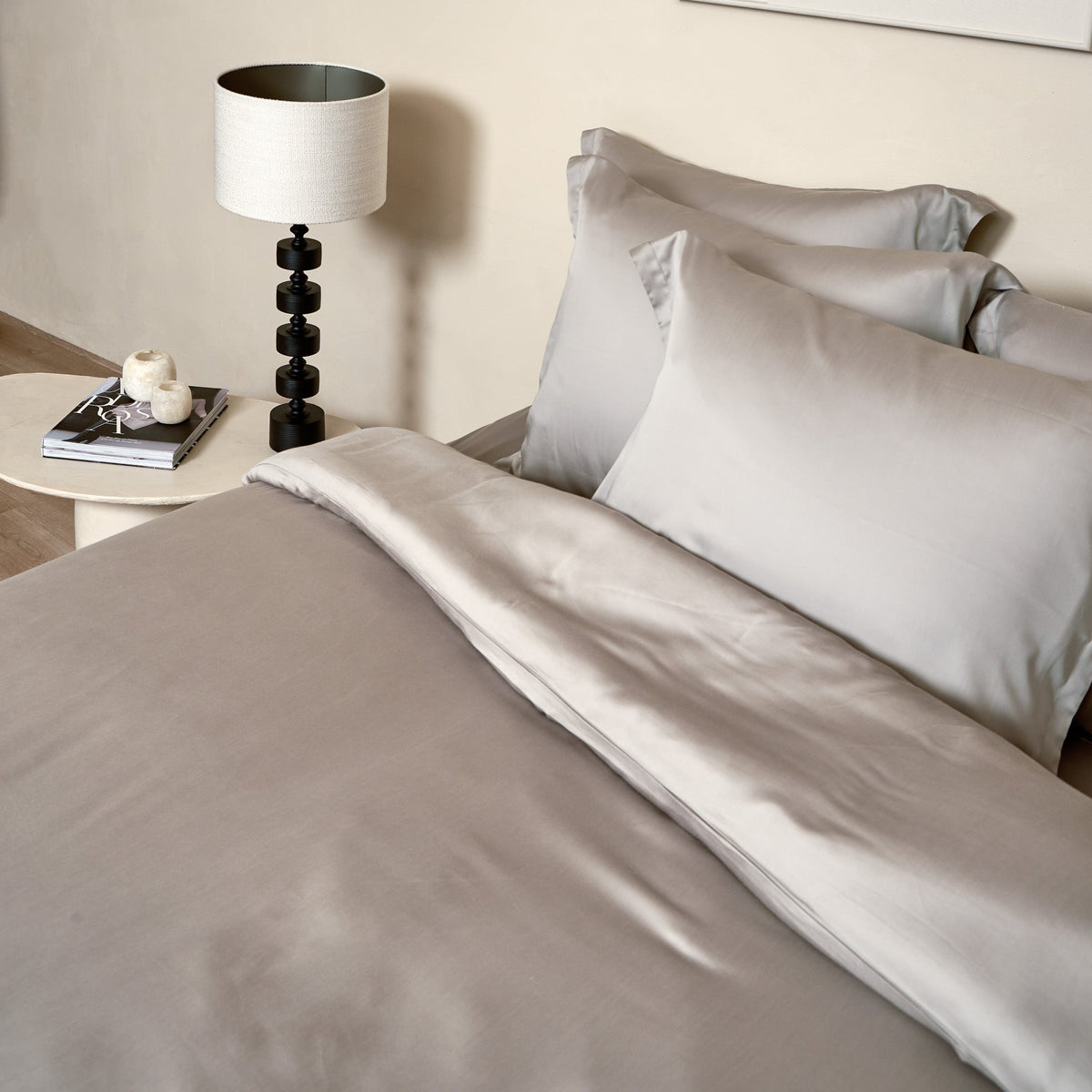 COCO & CICI TENCEL SATEEN DEKBEDOVERTREK TAUPE LITS JUMEAUX 240 X 220 CM + 2 KUSSENSLOPEN 60 X 70 CM