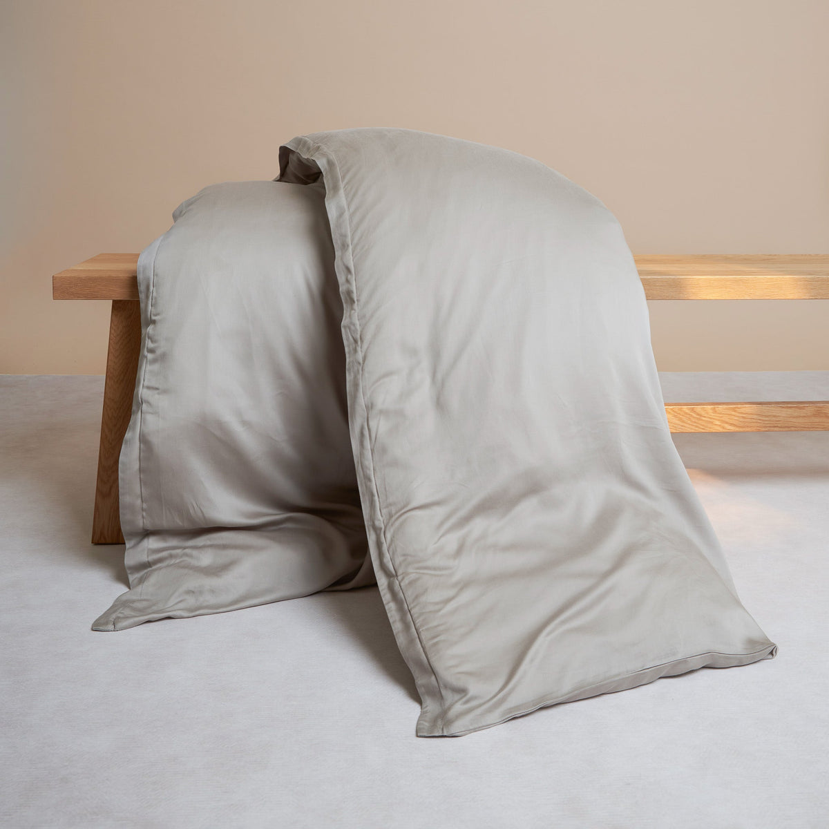 COCO & CICI TENCEL SATEEN DEKBEDOVERTREK TAUPE LITS JUMEAUX 240 X 220 CM + 2 KUSSENSLOPEN 60 X 70 CM