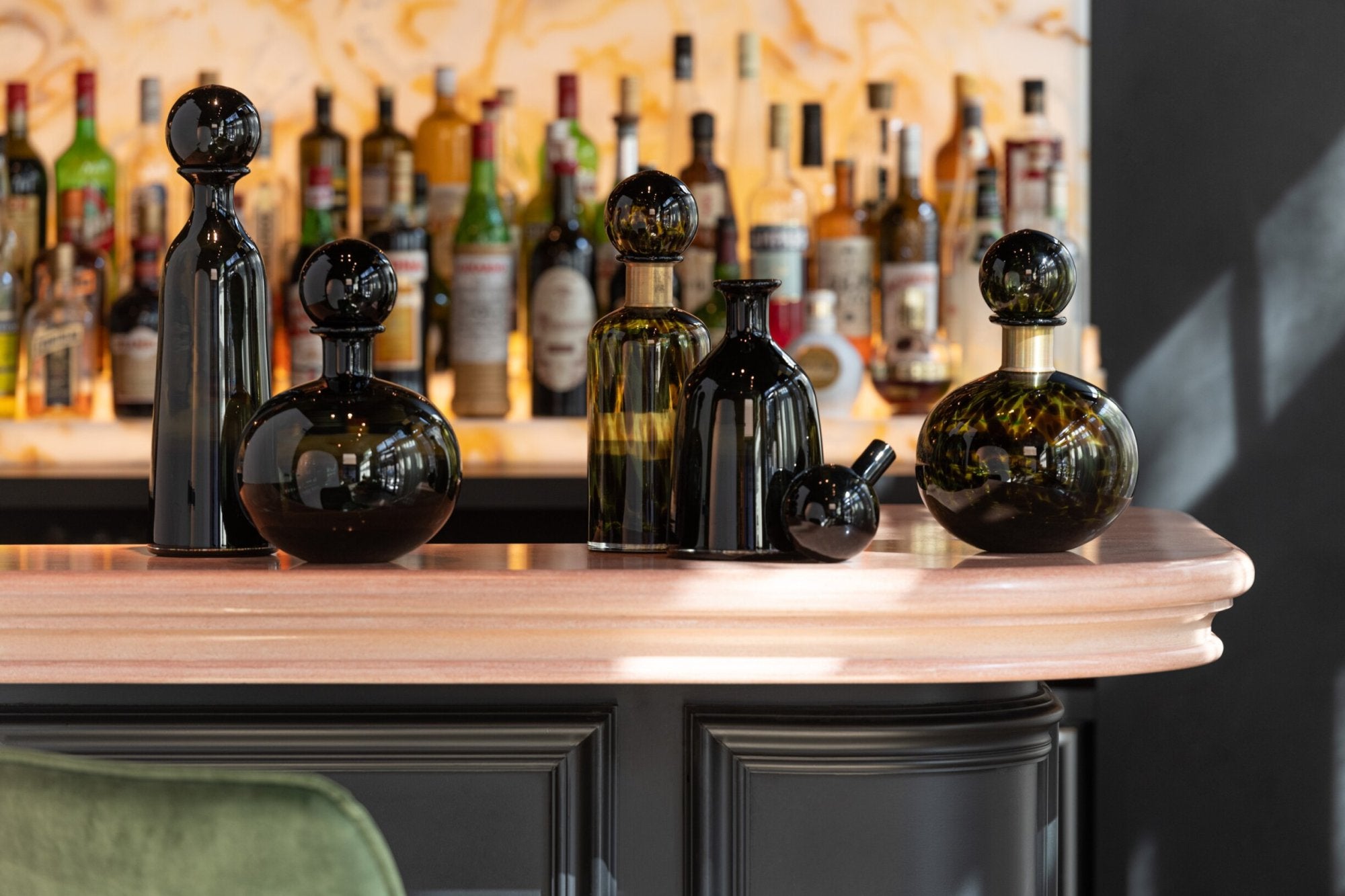 J-LINE DECORATIEVE FLES MET DOP GLAS ZWART KLEIN 33 CM