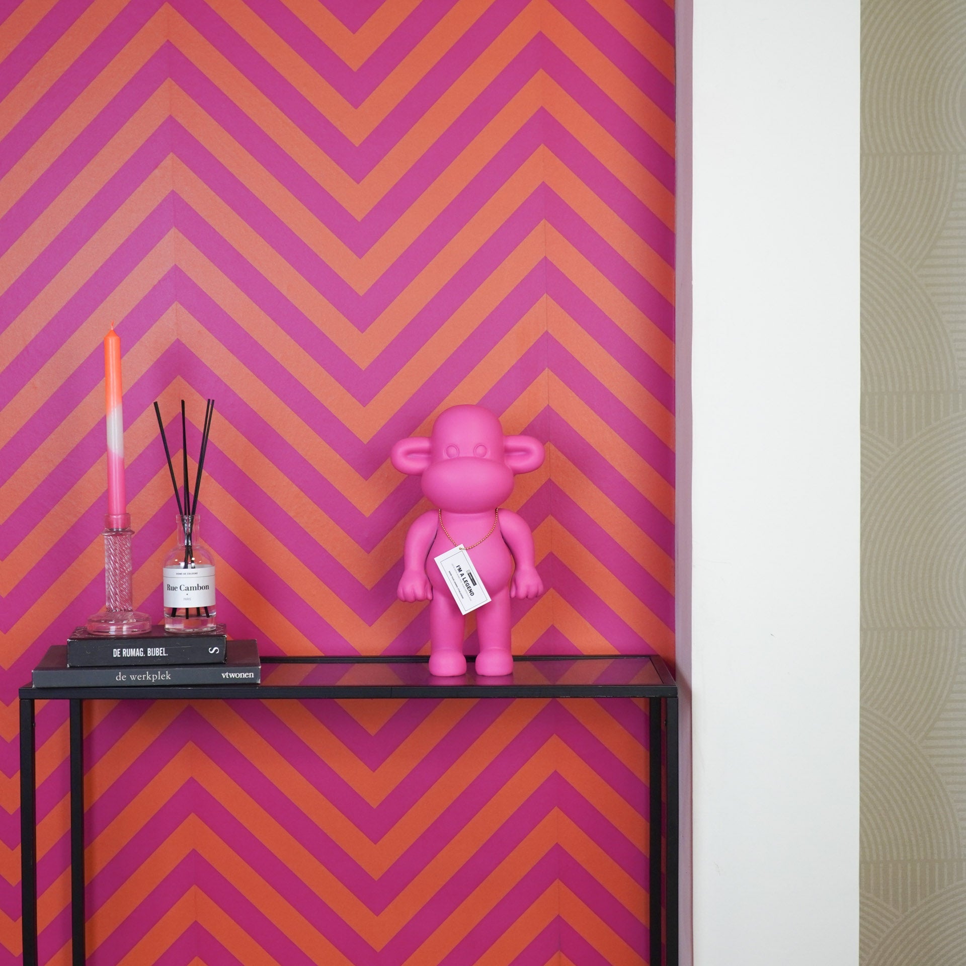 HOUSEVITAMIN BEELD THE LEGEND AAP POLYRESIN ROZE 35 CM