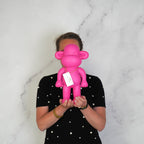 HOUSEVITAMIN BEELD THE LEGEND AAP POLYRESIN ROZE 35 CM