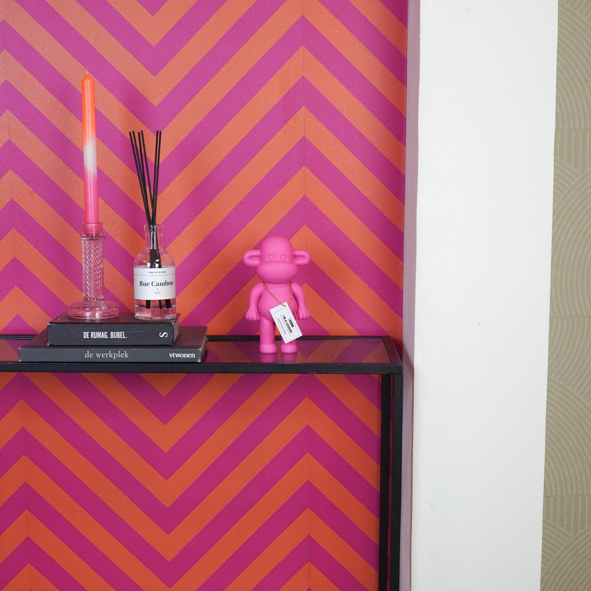 HOUSEVITAMIN APENBEELD THE LEGEND POLYRESIN ROZE 19 CM