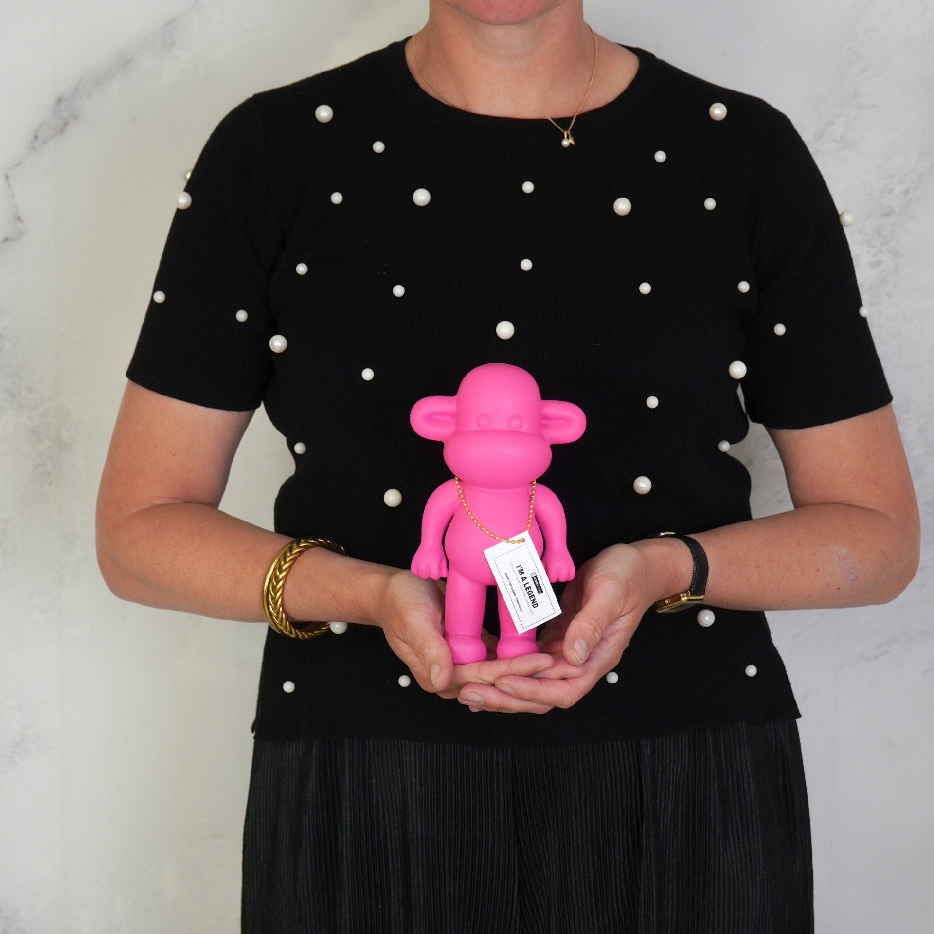 HOUSEVITAMIN APENBEELD THE LEGEND POLYRESIN ROZE 19 CM