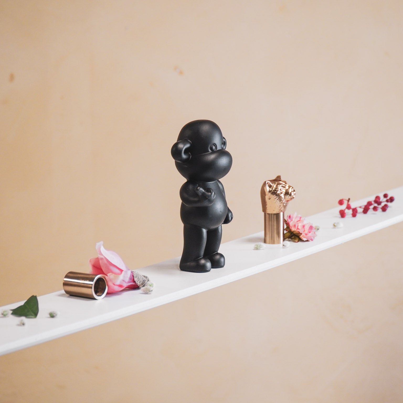 HOUSEVITAMIN APENBEELD THE LEGEND HANG LOOSE POLYRESIN ZWART 19 CM