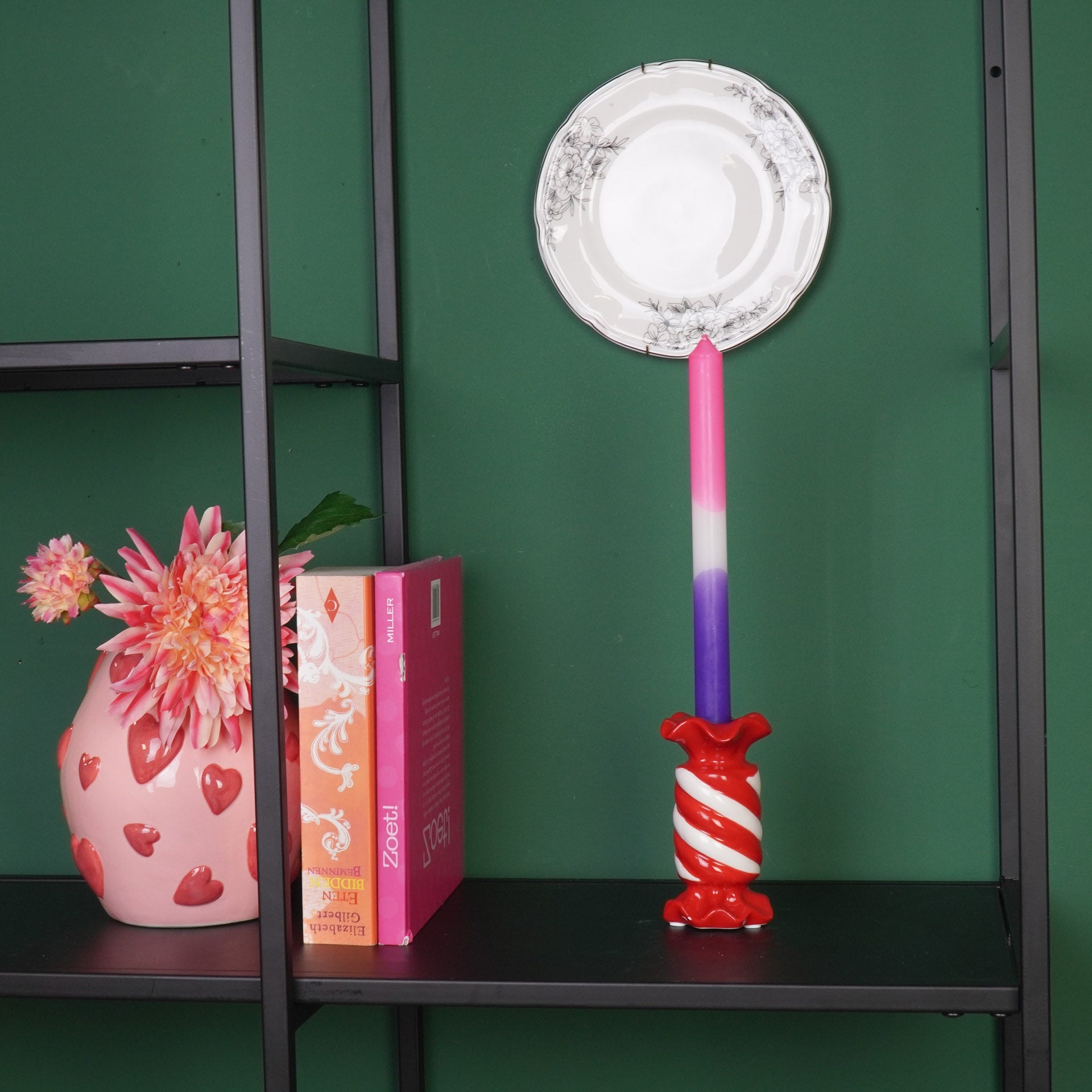 HOUSEVITAMIN KANDELAAR TOFFEE CANDY KERAMIEK ROOD/WIT 13 CM