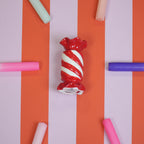 HOUSEVITAMIN KANDELAAR TOFFEE CANDY KERAMIEK ROOD/WIT 13 CM