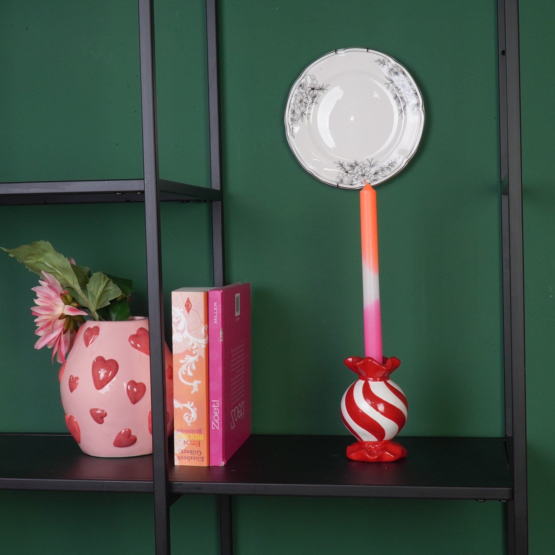 HOUSEVITAMIN KANDELAAR TOFFEE CANDY KERAMIEK ROOD/WIT 13 CM