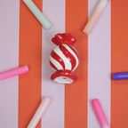 HOUSEVITAMIN KANDELAAR TOFFEE CANDY KERAMIEK ROOD/WIT 13 CM