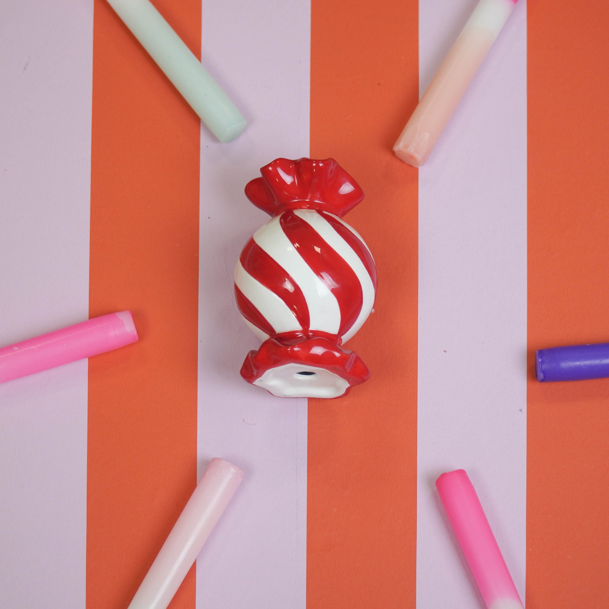 HOUSEVITAMIN KANDELAAR TOFFEE CANDY KERAMIEK ROOD/WIT 13 CM