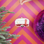 HOUSEVITAMIN KERSTHANGER CARAVAN GLAS WIT/ROOD 11,5 CM