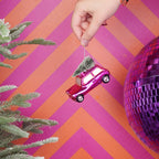 HOUSEVITAMIN KERSTHANGER AUTO MET KERSTBOOM GLAS ROZE 10 CM