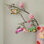 HOUSEVITAMIN KERSTHANGER AUTO MET KERSTBOOM GLAS ROZE 10 CM