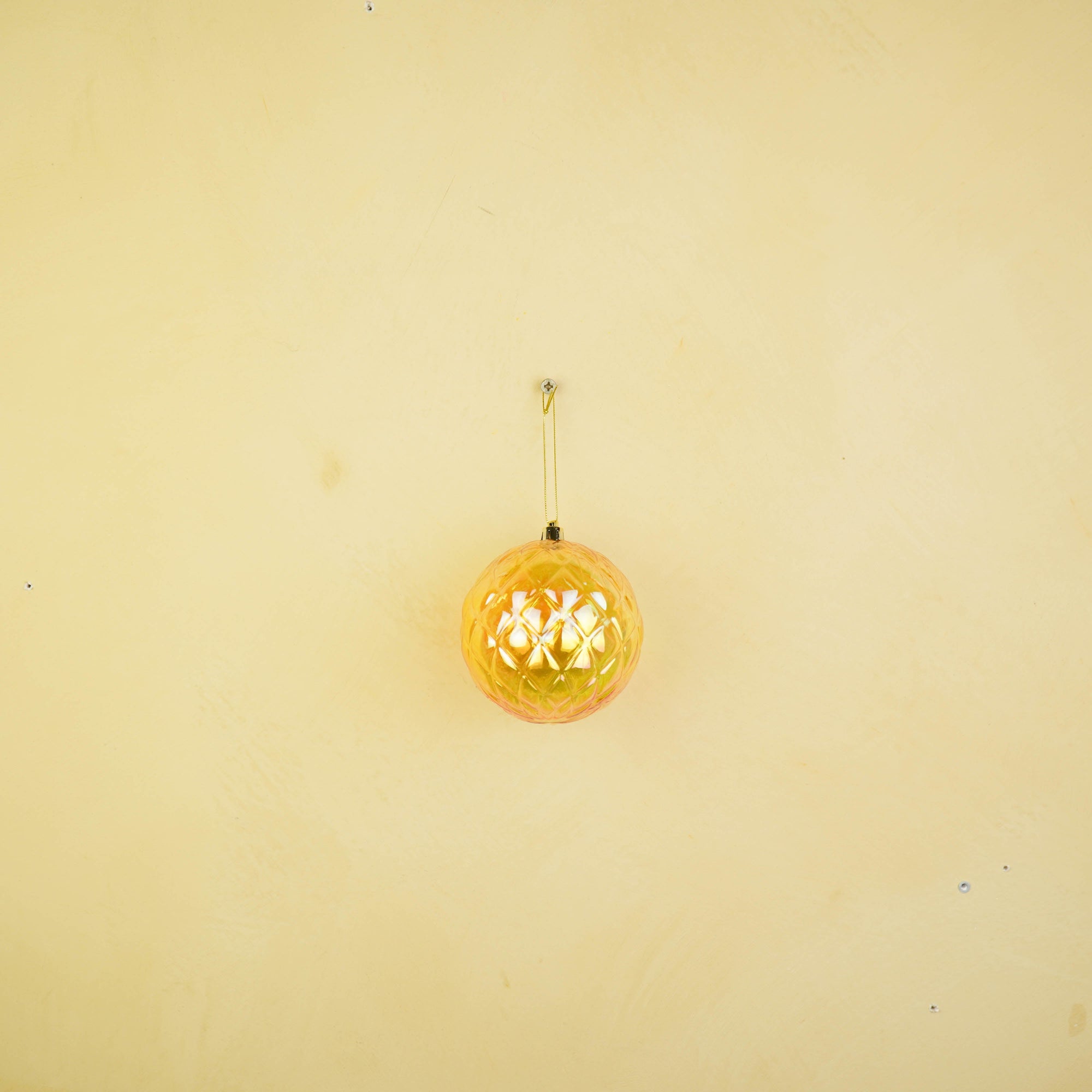 HOUSEVITAMIN KERSTBAL KUNSTSTOF GEEL 10 CM