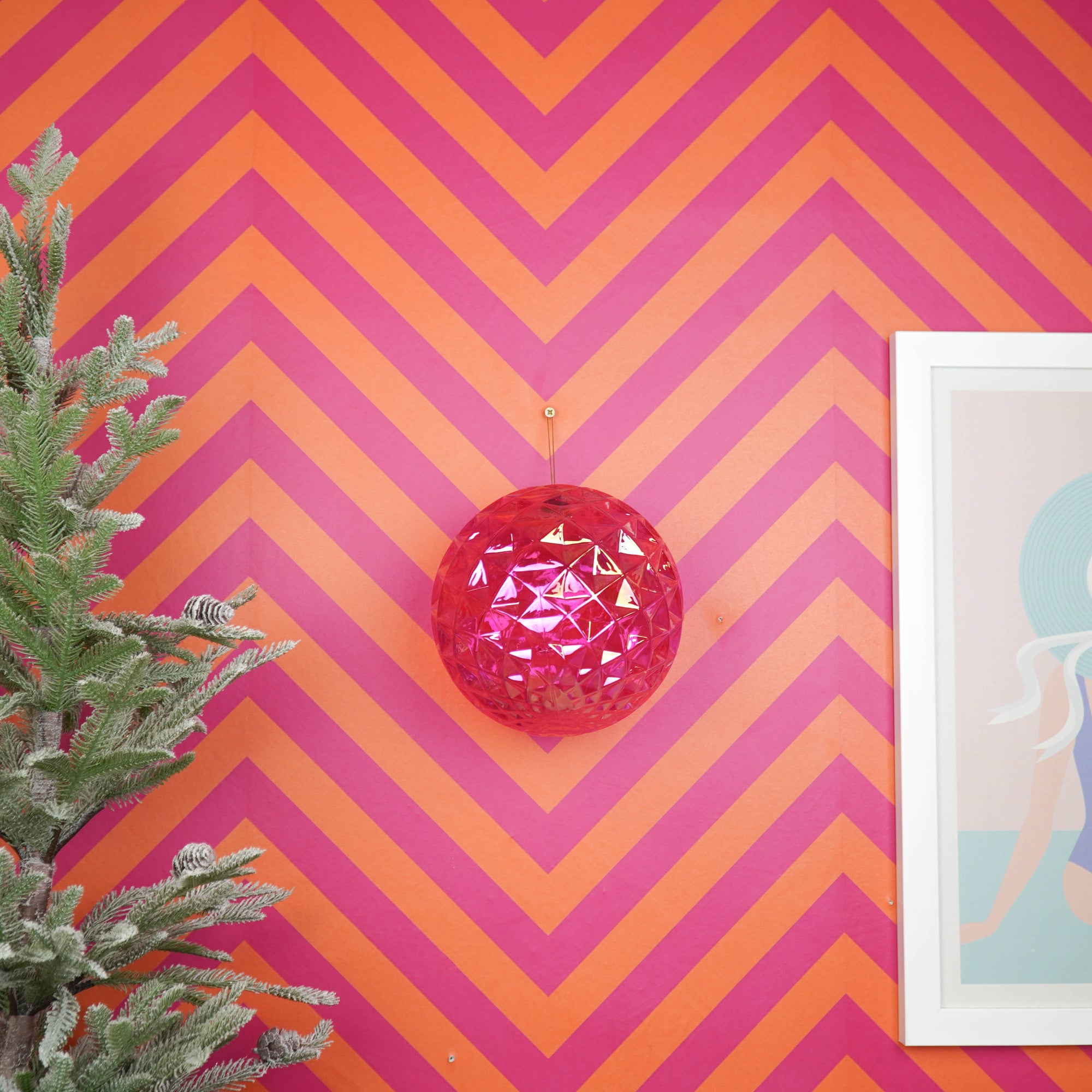 HOUSEVITAMIN KERSTBAL DIAMANTRELIËF KUNSTSTOF ROZE IRISEREND 20 CM