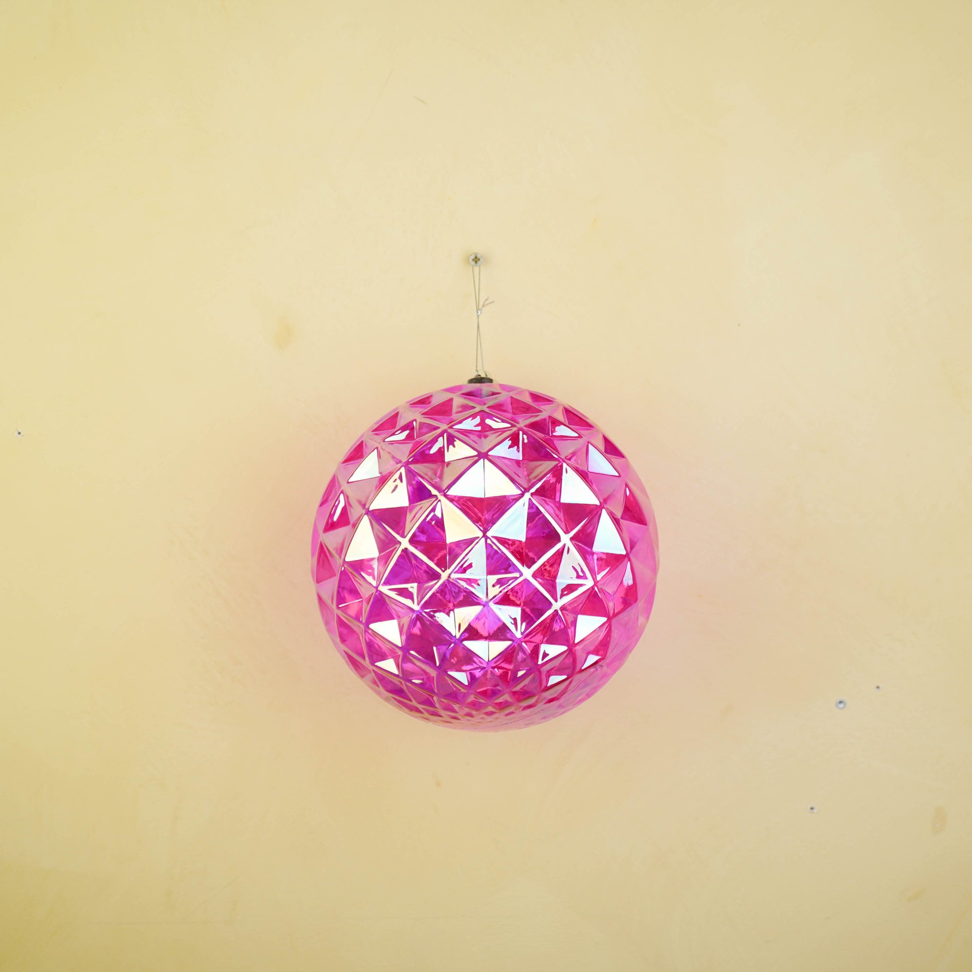 HOUSEVITAMIN KERSTBAL DIAMANTRELIËF KUNSTSTOF ROZE IRISEREND 20 CM