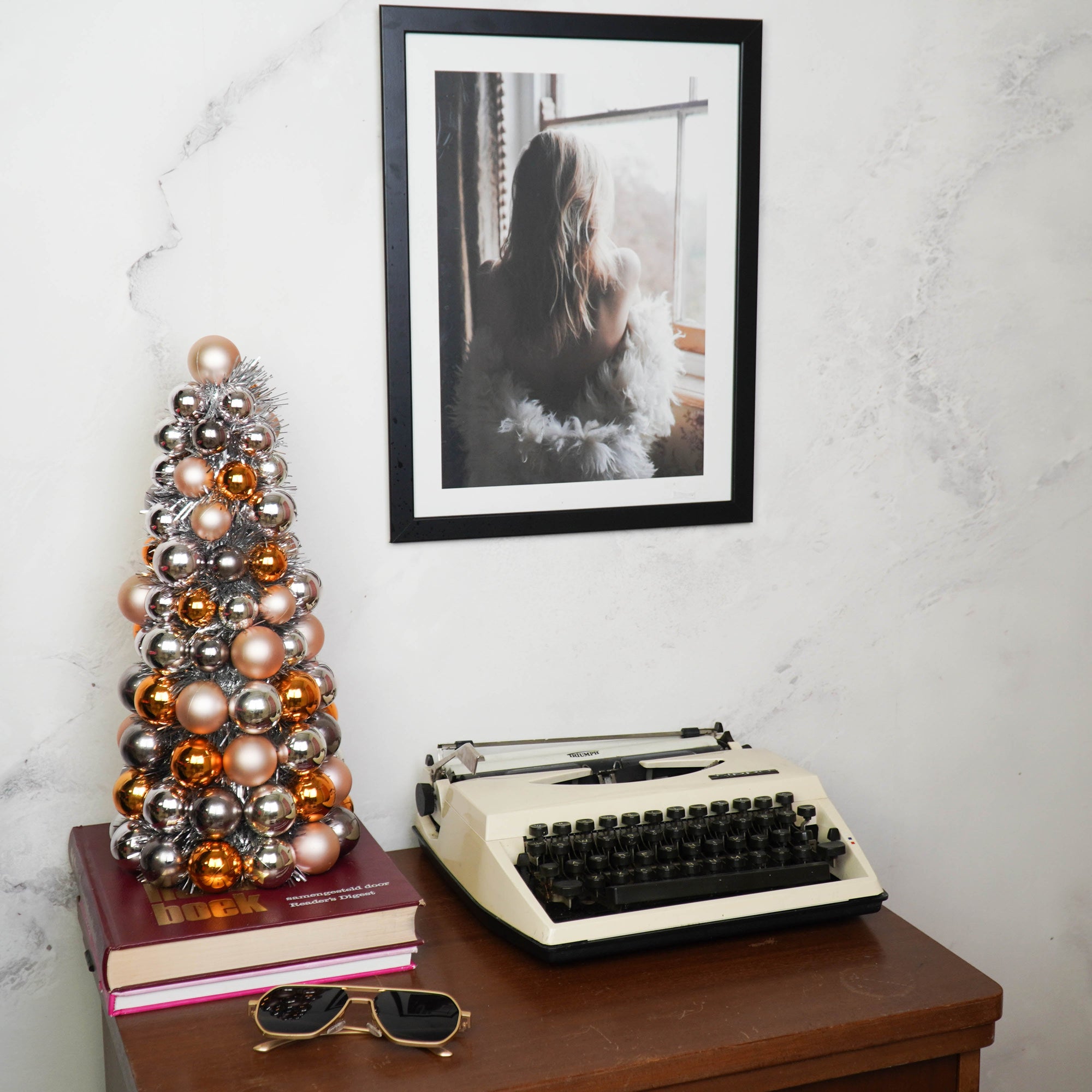HOUSEVITAMIN DECORATIEVE KERSTBOOM KERSTBALLEN KUNSTSTOF TAUPE/ORANJE 41 CM