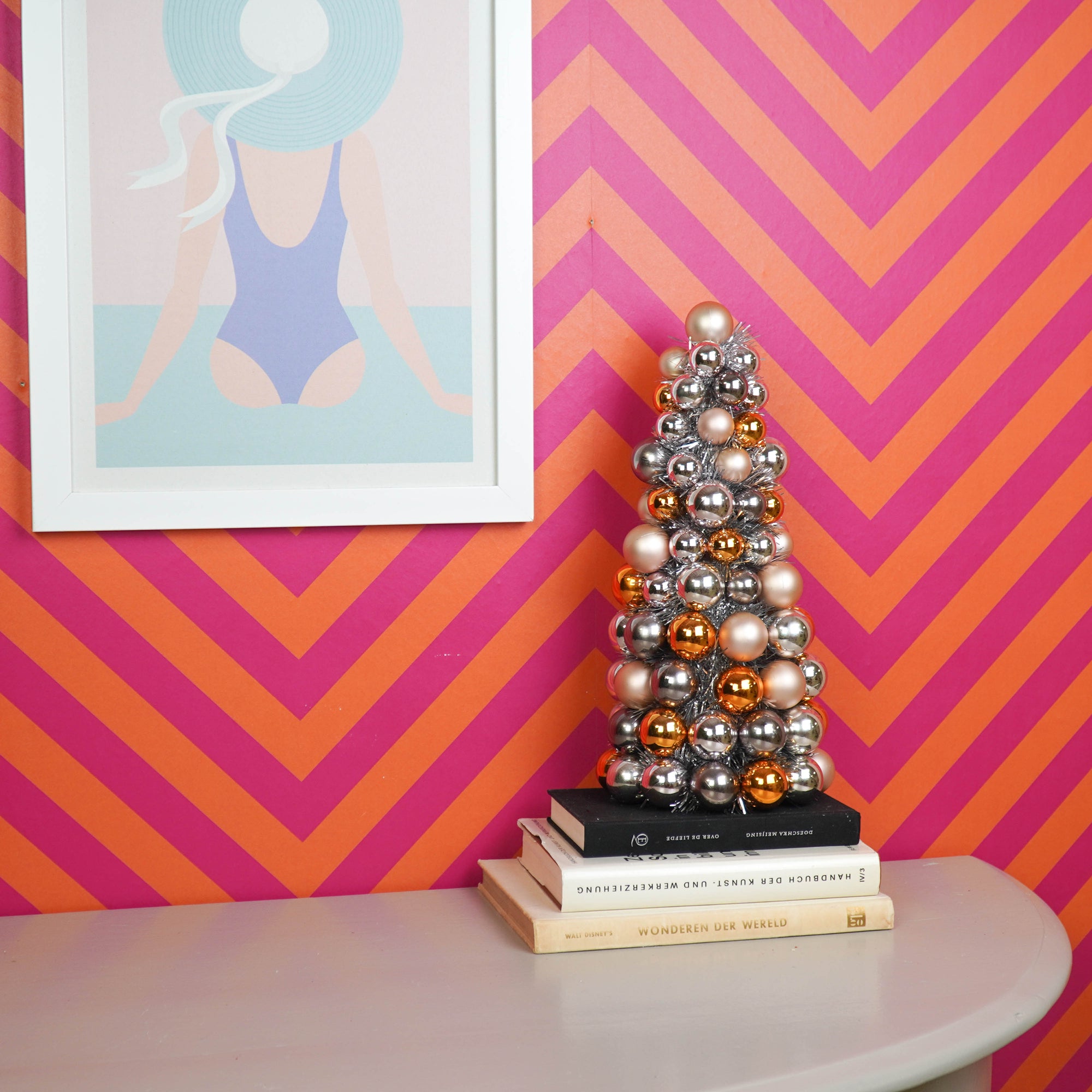 HOUSEVITAMIN DECORATIEVE KERSTBOOM KERSTBALLEN KUNSTSTOF TAUPE/ORANJE 41 CM