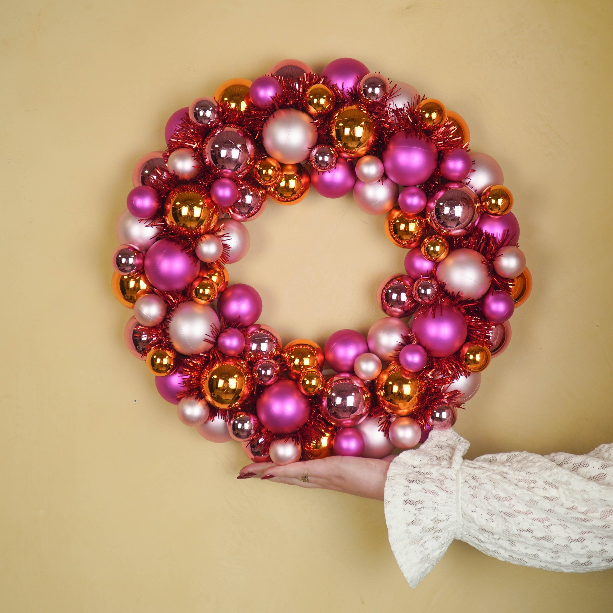 HOUSEVITAMIN KERSTKRANS KERSTBALLEN KUNSTSTOF ROZE/ORANJE 34 CM