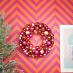 HOUSEVITAMIN KERSTKRANS KERSTBALLEN KUNSTSTOF ROZE/ORANJE 34 CM
