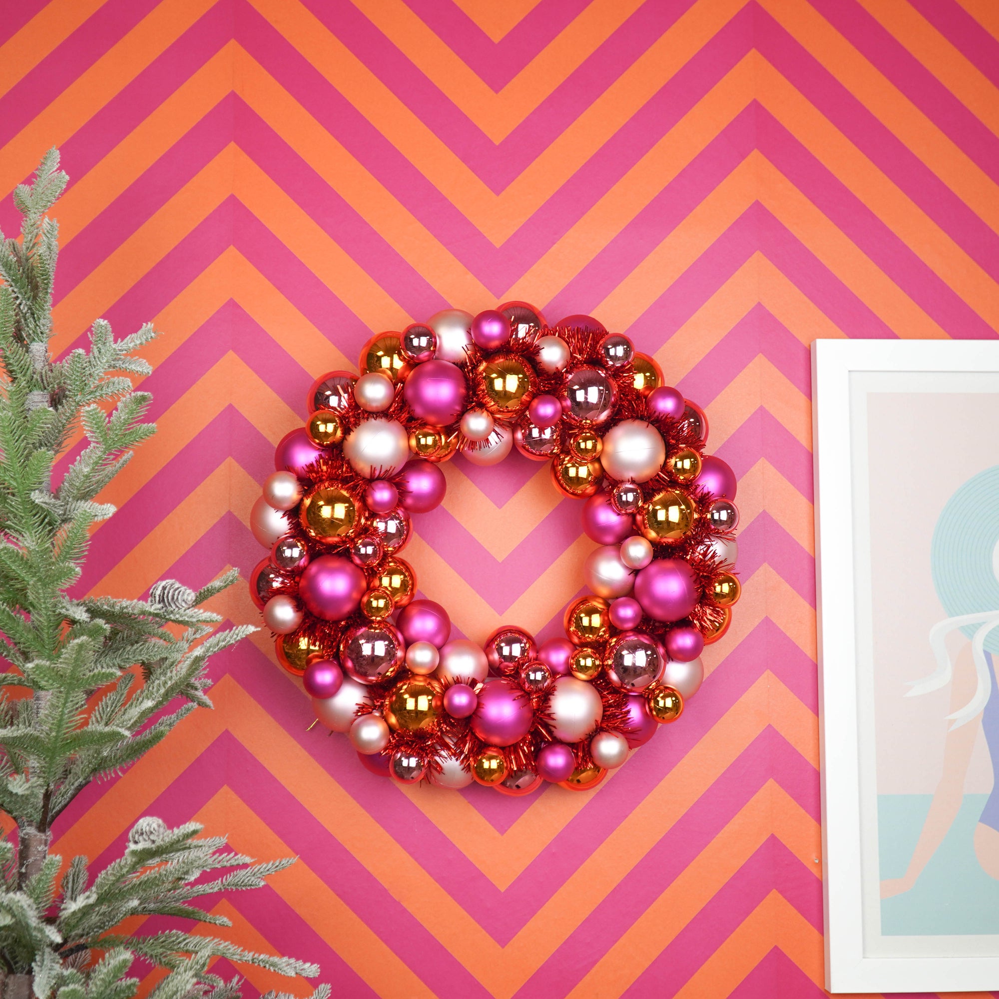 HOUSEVITAMIN KERSTKRANS KERSTBALLEN KUNSTSTOF ROZE/ORANJE 34 CM