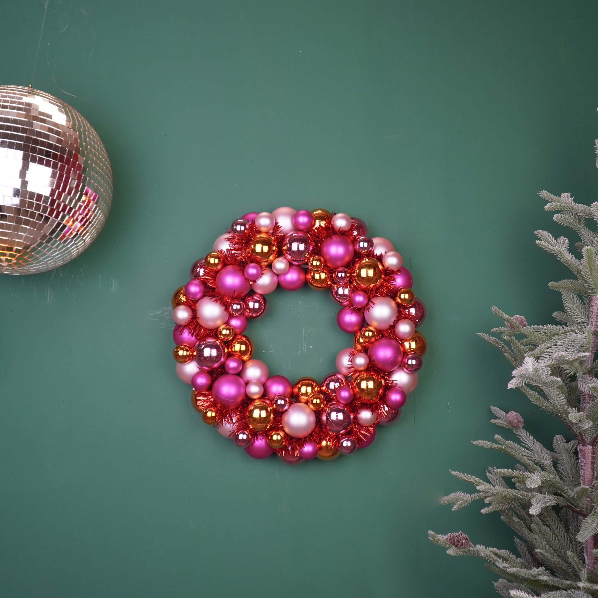 HOUSEVITAMIN KERSTKRANS KERSTBALLEN KUNSTSTOF ROZE/ORANJE 34 CM