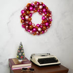 HOUSEVITAMIN KERSTKRANS KERSTBALLEN KUNSTSTOF ROZE/ORANJE 34 CM