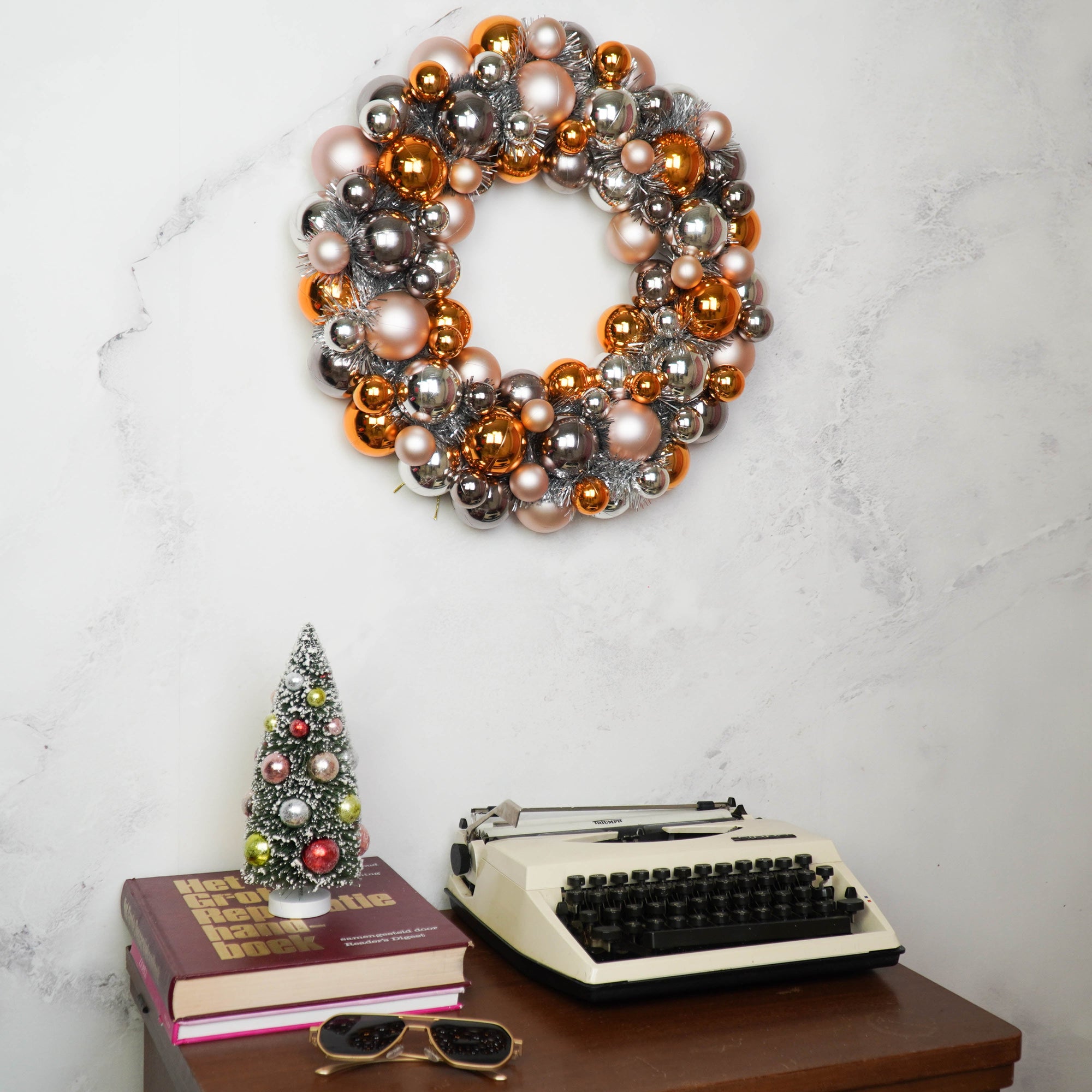 HOUSEVITAMIN KERSTKRANS KERSTBALLEN POLYSTYREEN TAUPE 34 CM
