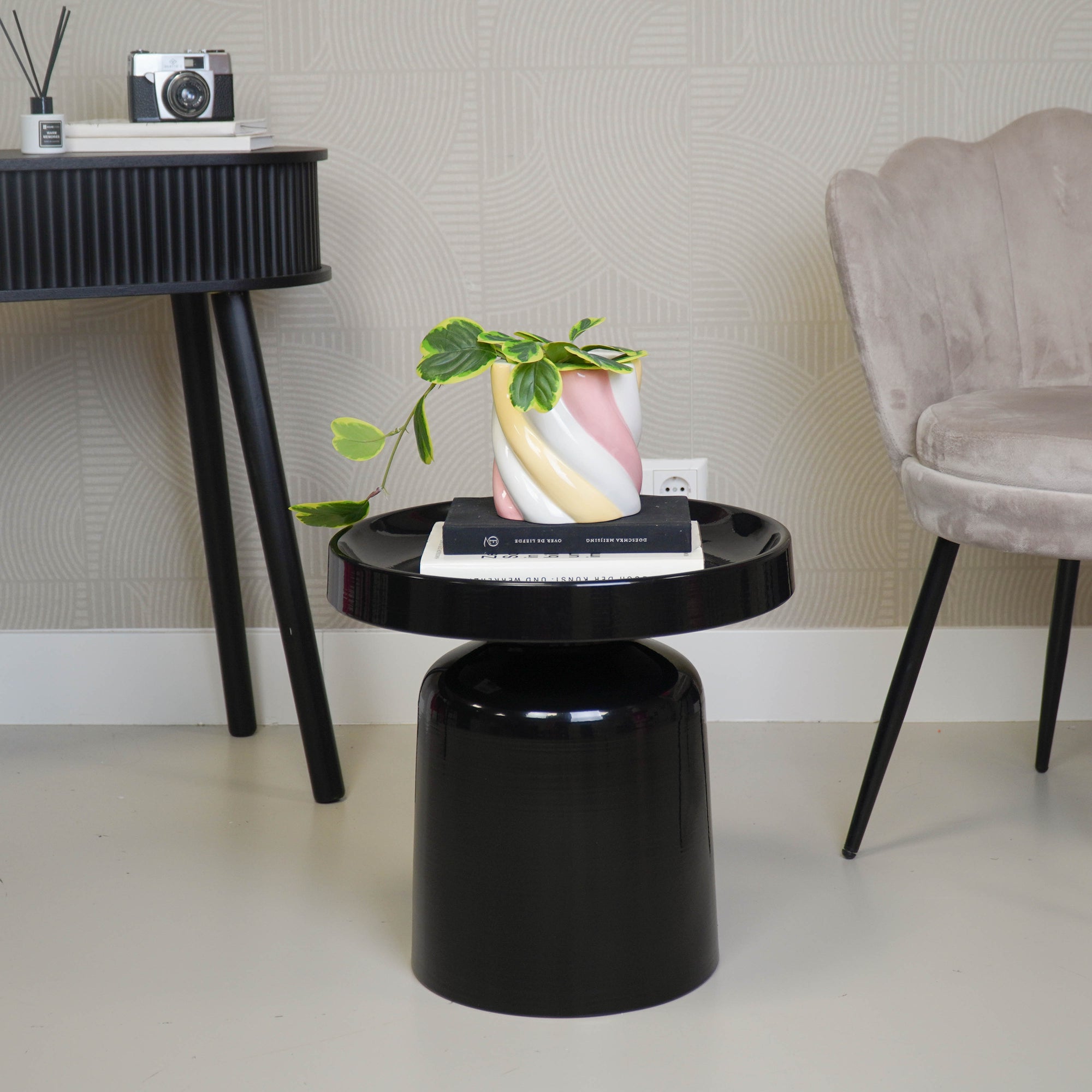 HOUSEVITAMIN BIJZETTAFEL PAWN METAAL ZWART Ø43 × 42 CM