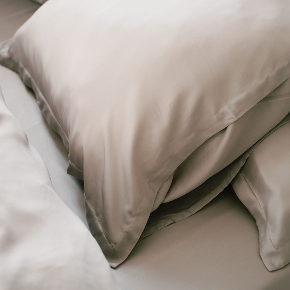 Coco & Cici - TENCEL - Sateen Kussensloop Taupe - 1 kussensloop 80x80 - Tuincentrum Lopik