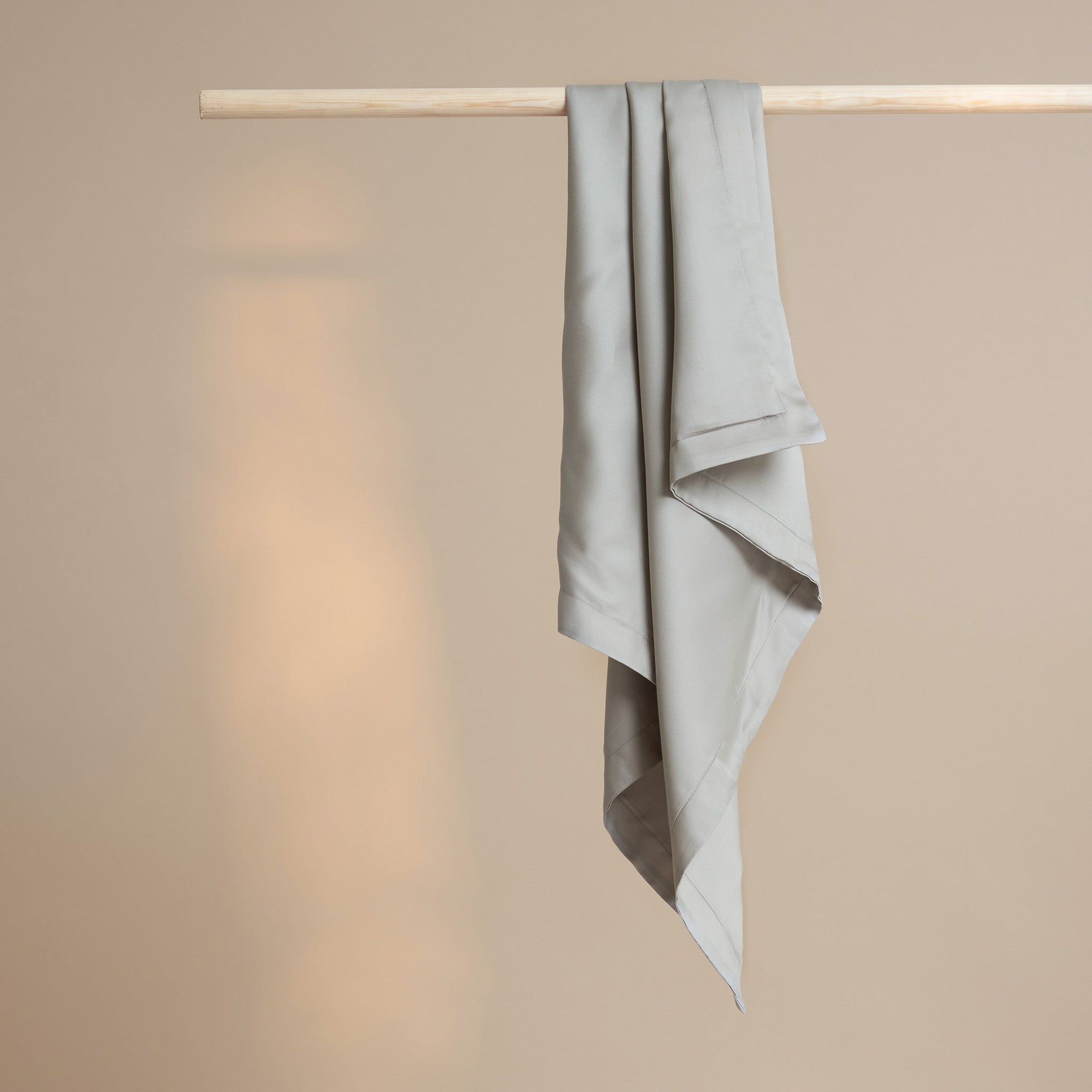 Coco & Cici - TENCEL - Sateen Kussensloop Taupe - 1 kussensloop 80x80 - Tuincentrum Lopik
