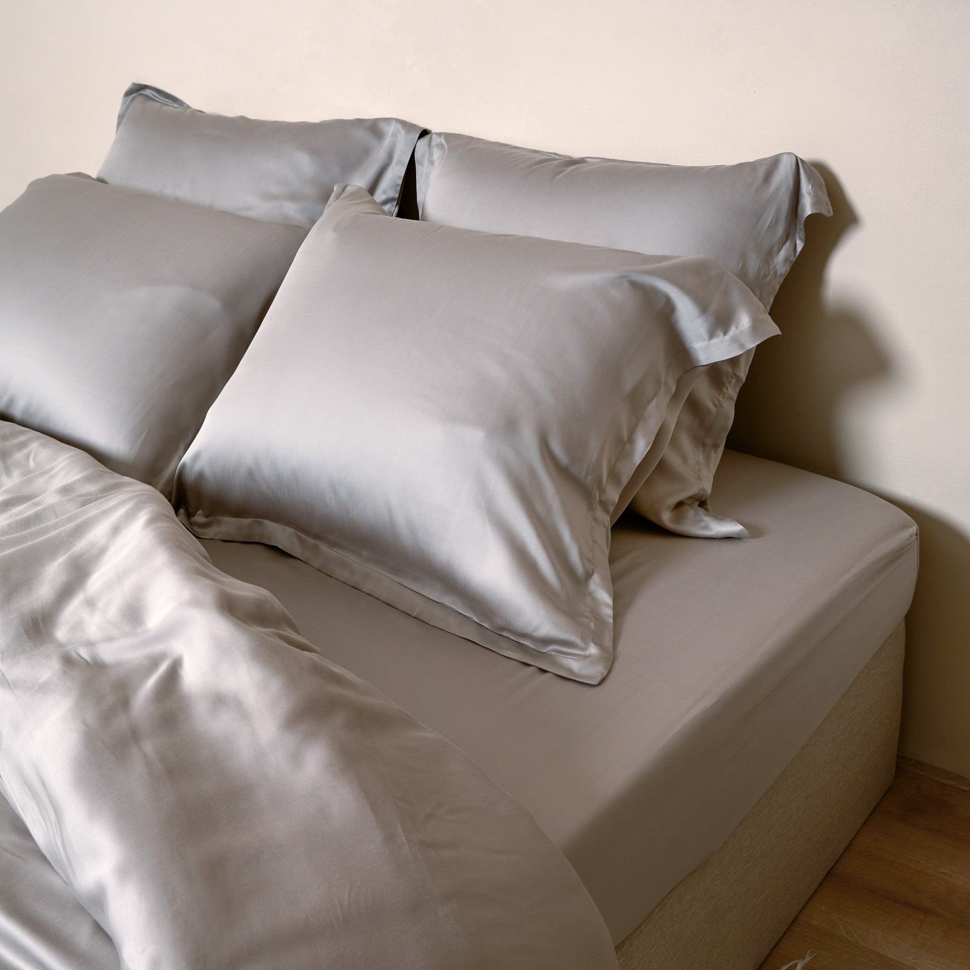 Coco & Cici - TENCEL - Sateen Kussensloop Taupe - 1 kussensloop 80x80 - Tuincentrum Lopik