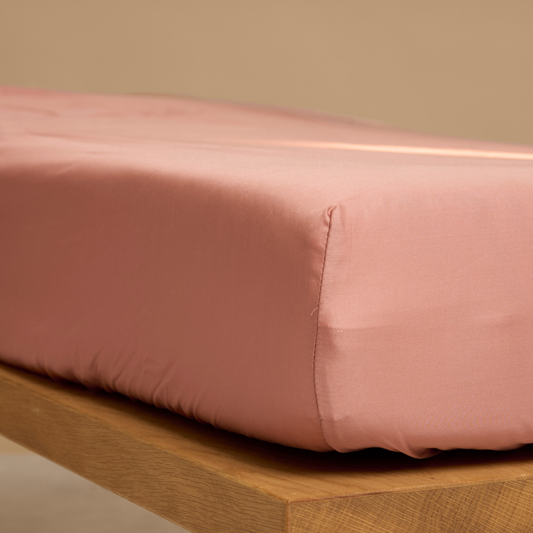 Coco & Cici - Tencel Sateen Hoeslaken Topper 180 x 210 x 10 cm - 2 Persoons Beddengoed - Lyocell - Elastiek Rondom - Terra Roze - Extra Zacht - Tuincentrum Lopik