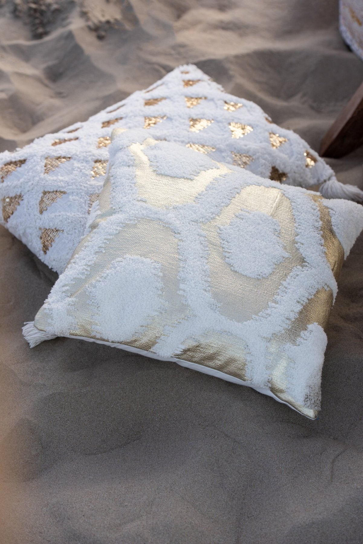 J-LINE KUSSEN TUFTED MET KWASTJES & PAILLETTEN – KATOEN – WIT/GOUD – 60×40 CM