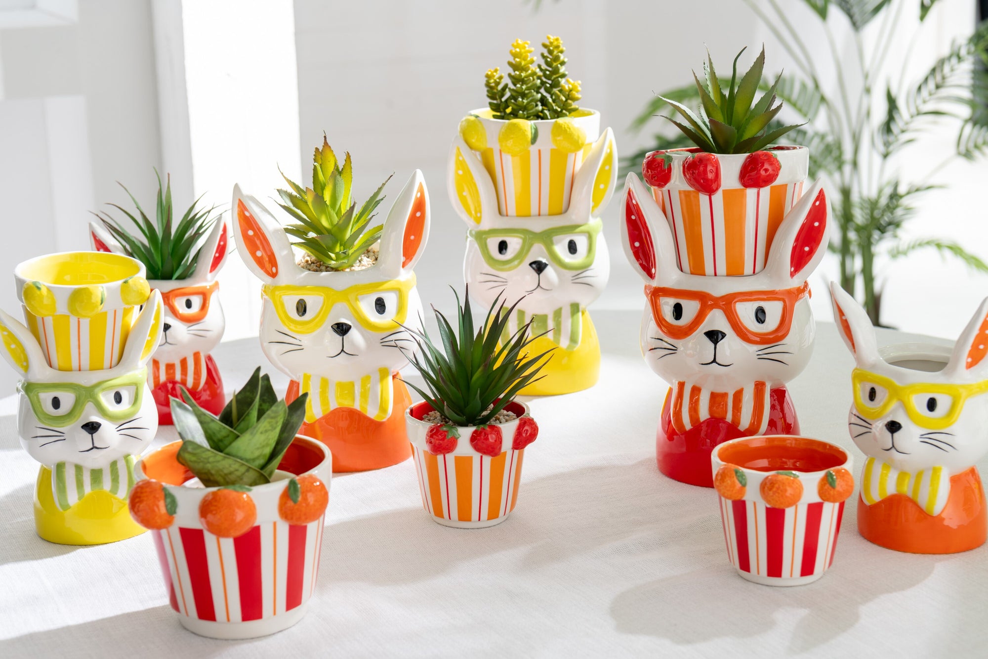 J-LINE FLOWERPOT 2 PARTS RABBIT DOLOMITE MIX LARGE ASSORTMENT OF 3 - Tuincentrum Lopik