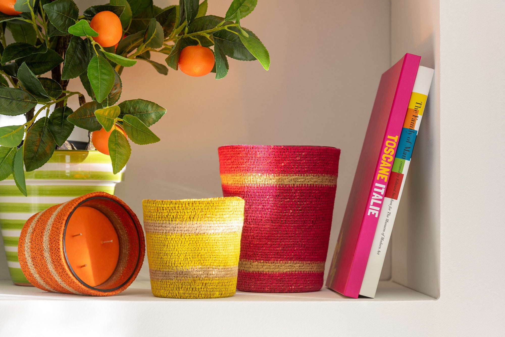 J-LINE GEURKAARS IN MAND – FUCHSIA/RATTAN/GLAS GROOT – 75 UUR - Tuincentrum Lopik