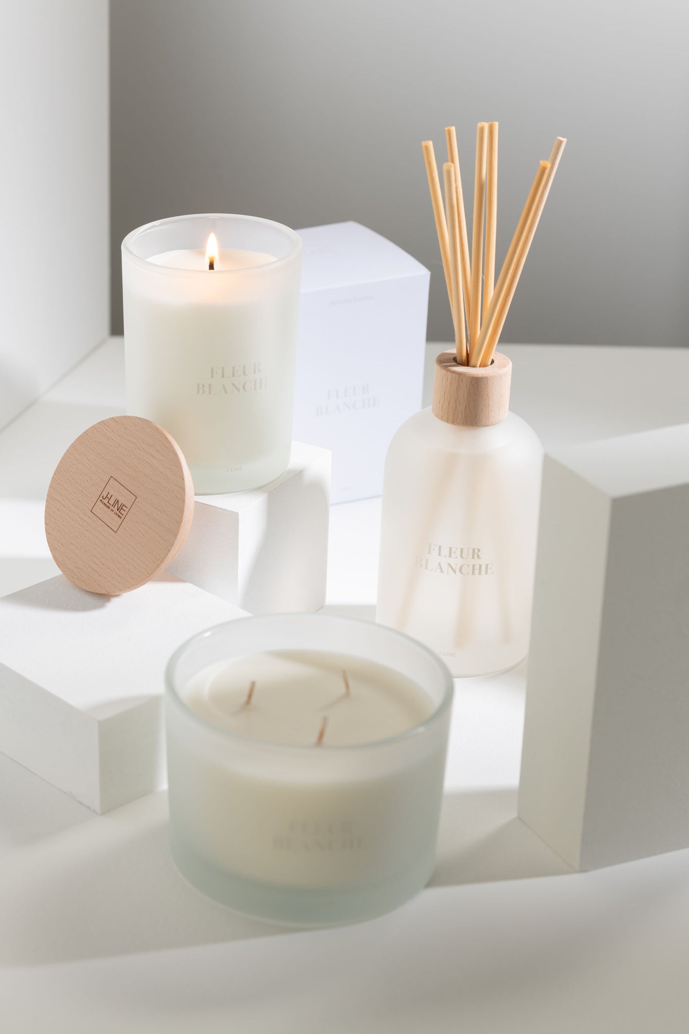 J-LINE SCENTED CANDLE ACCORDS ESSENTIELS FLEUR BLANCHE - 28 HOURS - Tuincentrum Lopik