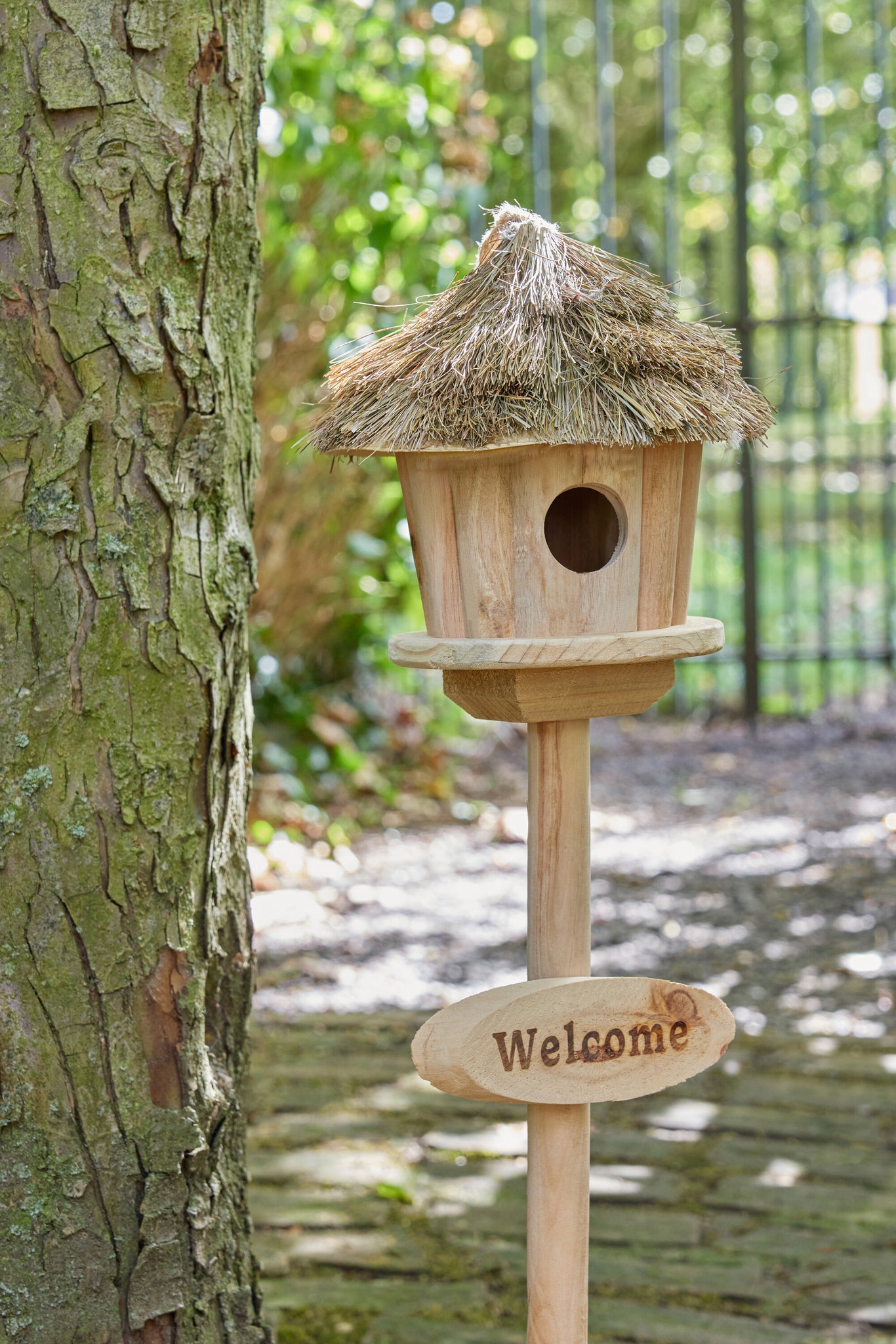 J-LINE VOGELHUISJE OP STANDAARD ‘WELCOME’ HOUT/GRAS NATUREL - Tuincentrum Lopik