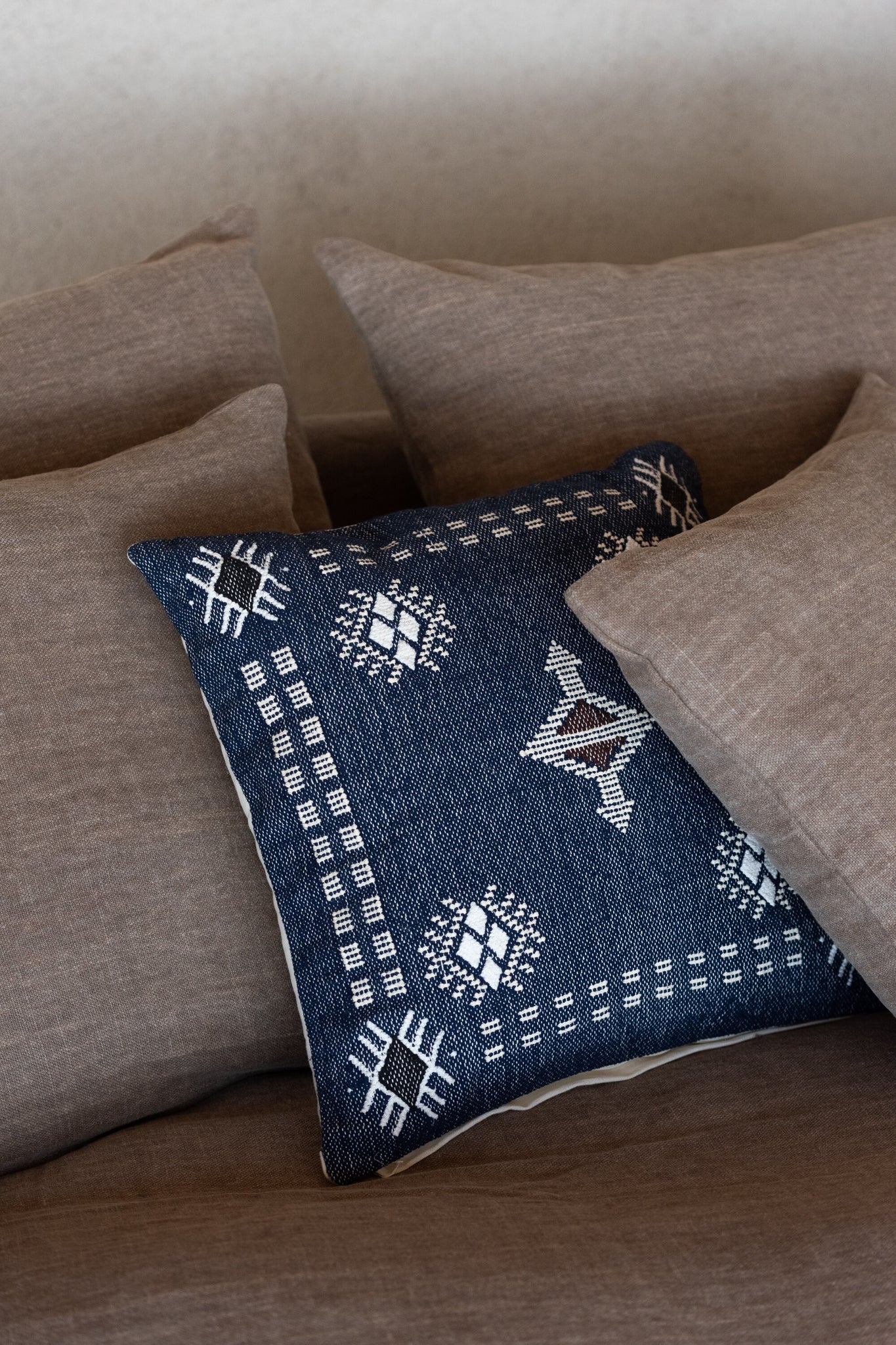 J-LINE KUSSEN VIERKANT ETNISCHE PATRONEN KATOEN DONKERBLAUW/WIT - Tuincentrum Lopik