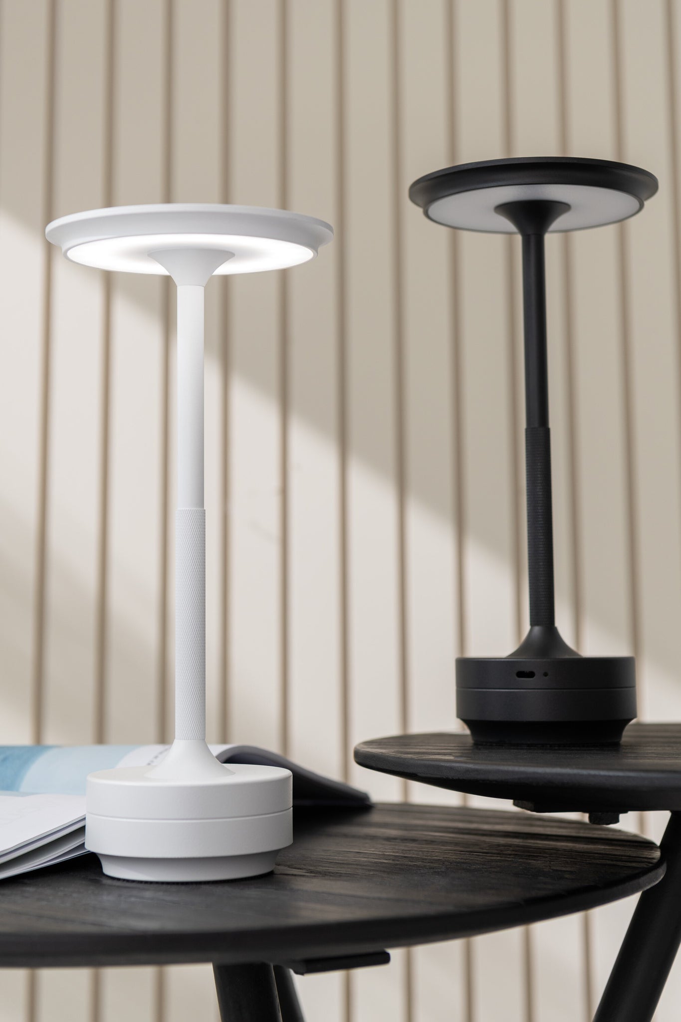 J-LINE WITTE LED-TAFELLAMP MET AANRAAKBEDIENING KUNSTSTOF - Tuincentrum Lopik