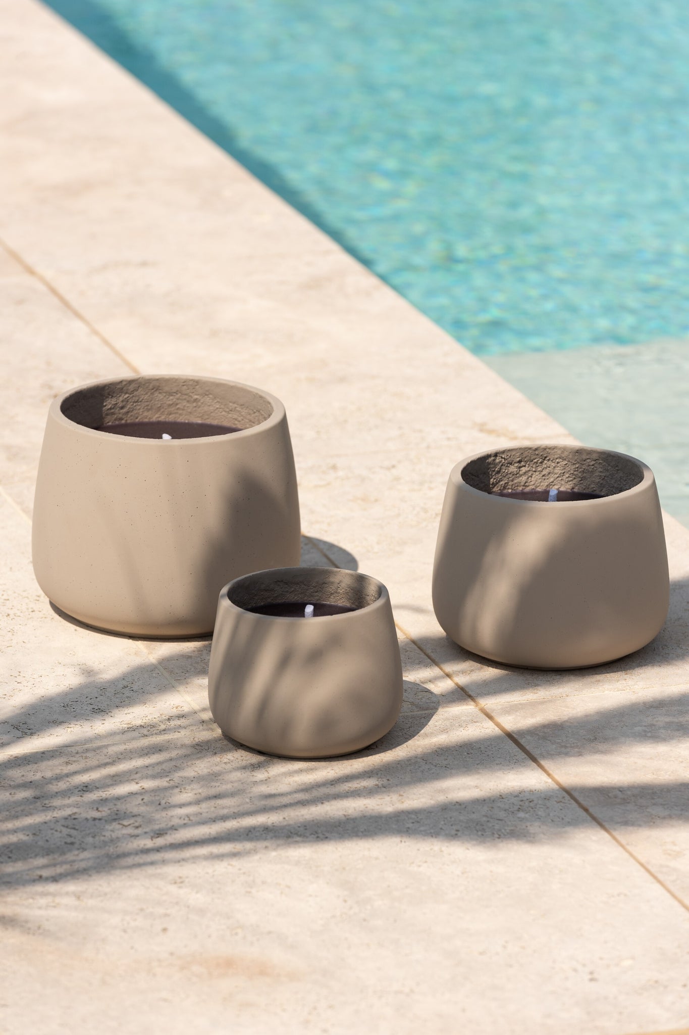 J-LINE OUTDOOR KAARS CYRA CEMENT GRIJS MEDIUM 31U - Tuincentrum Lopik