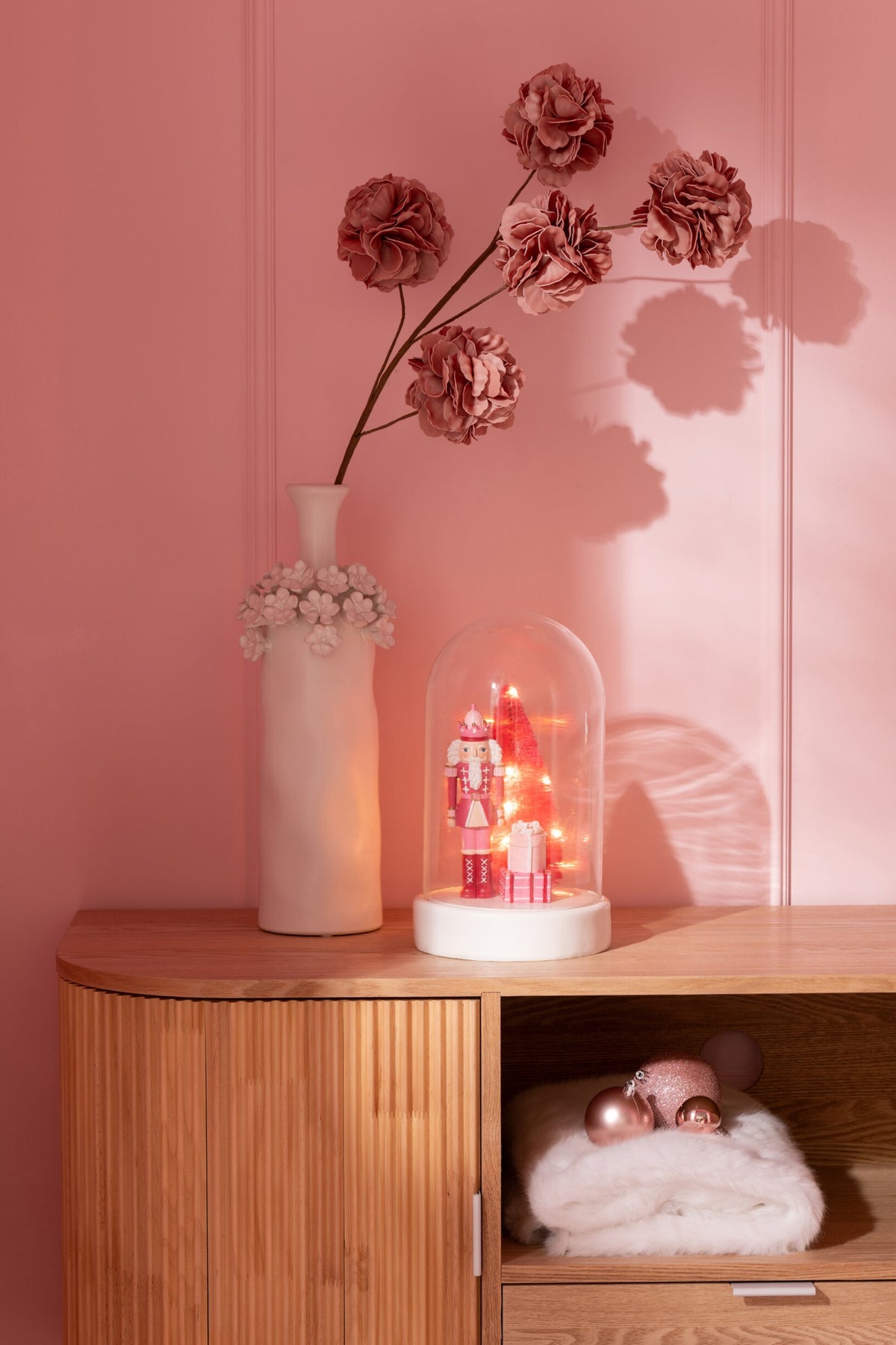 J-Line decoratieve LED-stolp notenkraker/boom/cadeaus wit/roze 28,5 cm