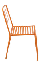 Oranje gestreepte metalen tuinstoel
