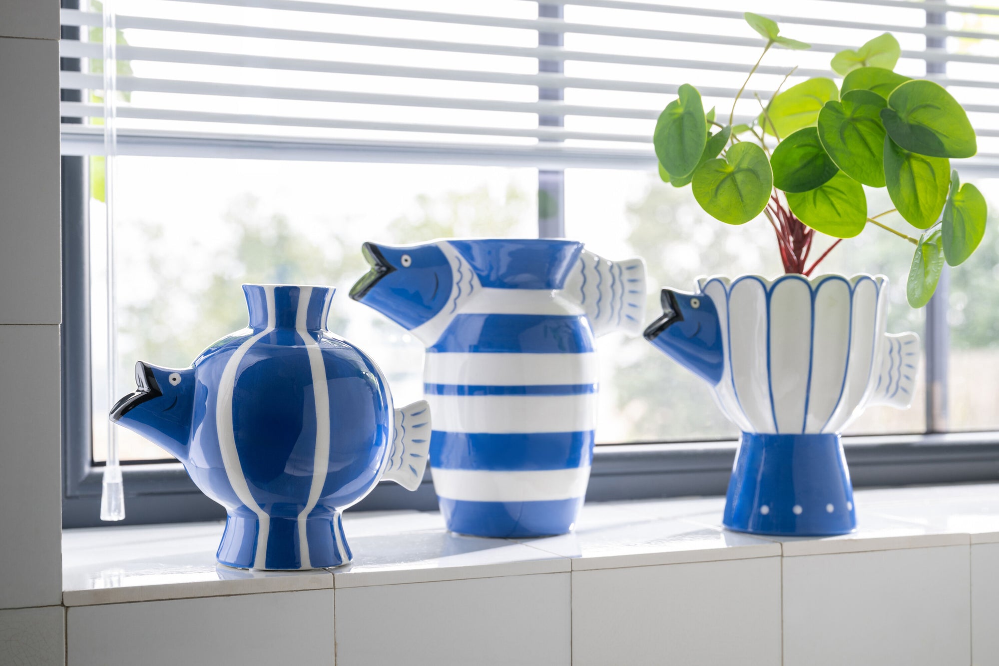 J-LINE VASE FISH STRIPED DOLOMITE BLUE/WHITE