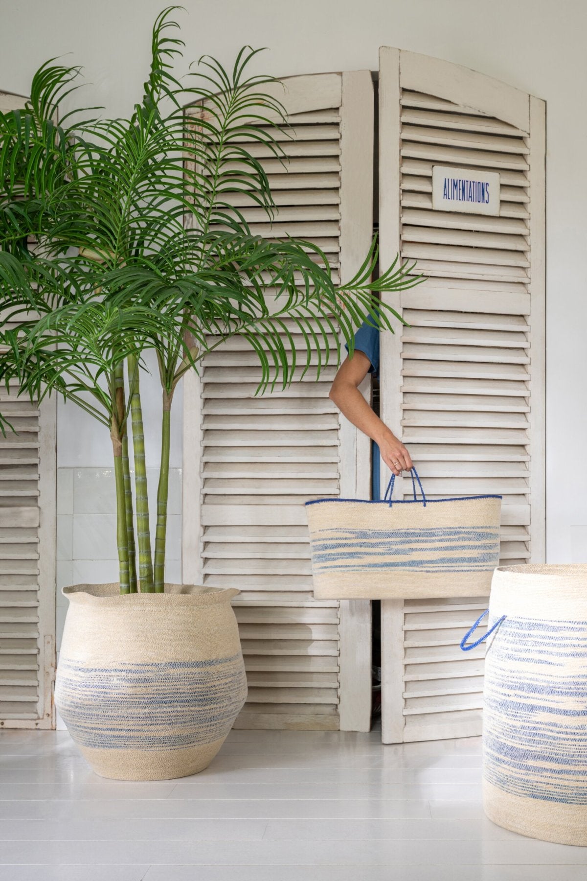J-LINE BASKET WITH HANDLE STRIPED SEAGRASS NATURAL/BLUE