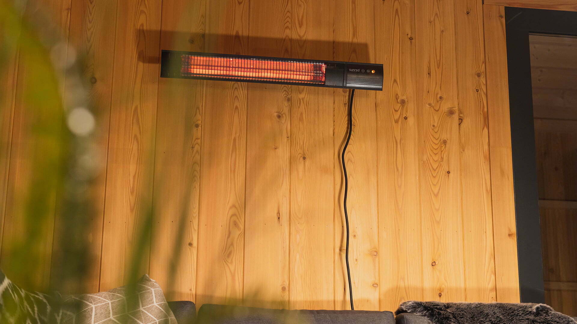 SUNRED DARK WANDMODEL ZWART 2000 WATT
